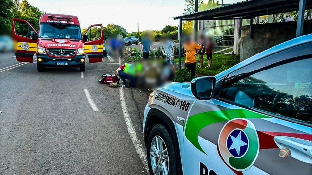 Motociclista sofre fratura exposta em colisão com placa de sinalização no interior