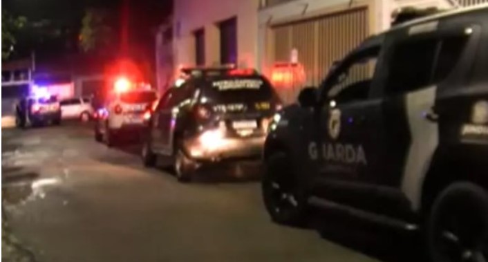 Filho mata pais e irmã por causa de celular e mantém corpos em decomposição em casa