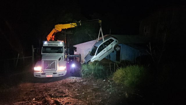 Embriagado, condutor perde controle e veículo cai em ribanceira