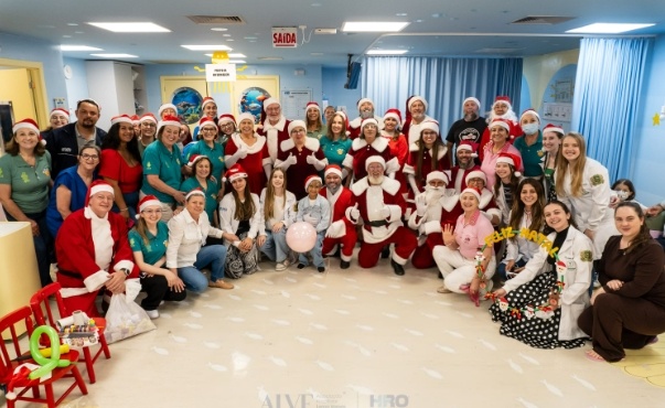 Invasão de Papais Noéis marca abertura das festividades de Natal no hospital
