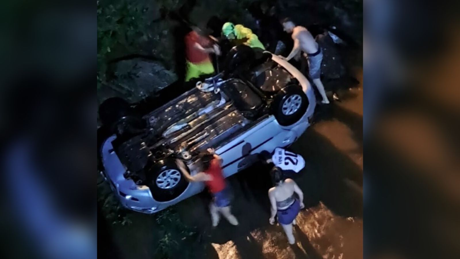 Motorista é socorrido inconsciente ao cair com automóvel dentro de riacho