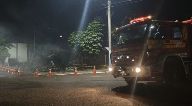Incêndio destrói casa de madeira e mobiliza bombeiros