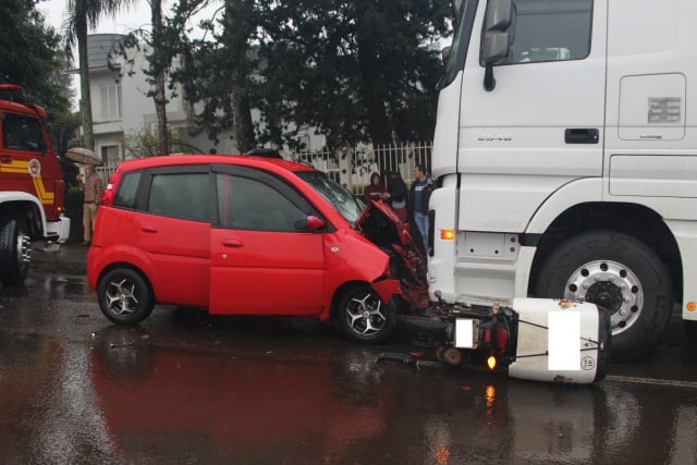 Motociclista que foi prensado entre carro e carreta morre ao dar entrada no H. Regional