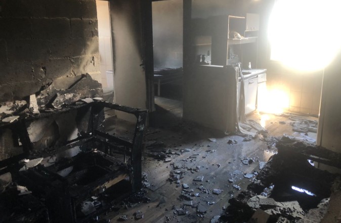 Moradores de apartamentos são socorridos durante incêndio em prédio