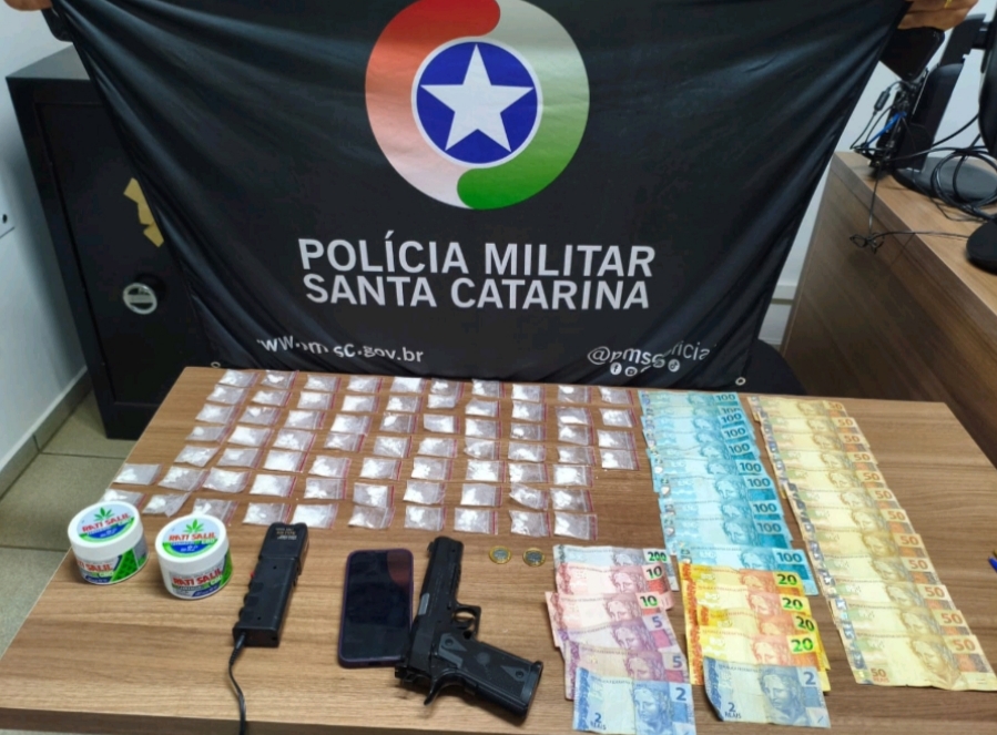 Mulher é presa com mais de 60 porções de cocaína em estabelecimento no Centro de Ponte Serrada