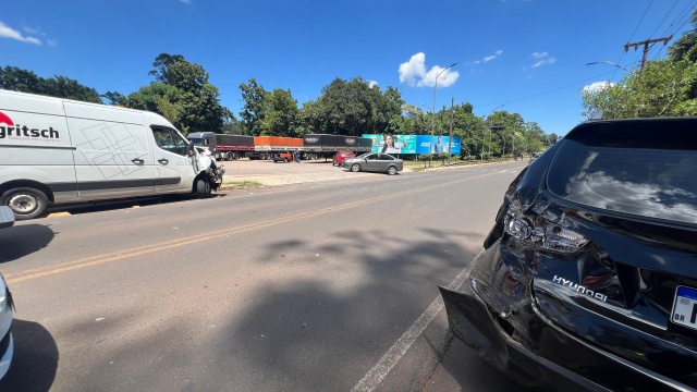 Colisão traseira mobiliza Corpo de Bombeiros e Polícia Militar