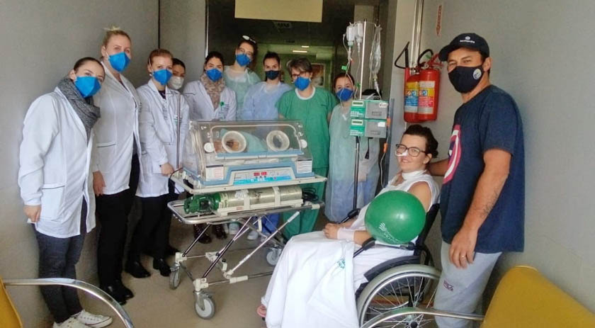 Moradora de Guarujá do Sul, mãe internada com Covid conhece a própria filha no dia do aniversário