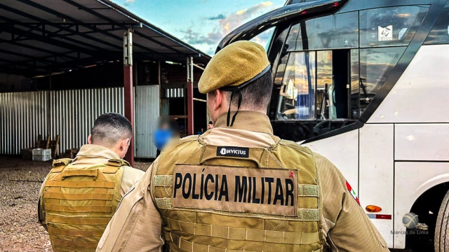 Passageiro embriagado tenta impedir troca de motorista do ônibus e acaba preso