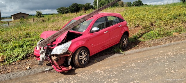Mulher perde controle da direção e veículo se choca contra poste no interior de Barra Bonita