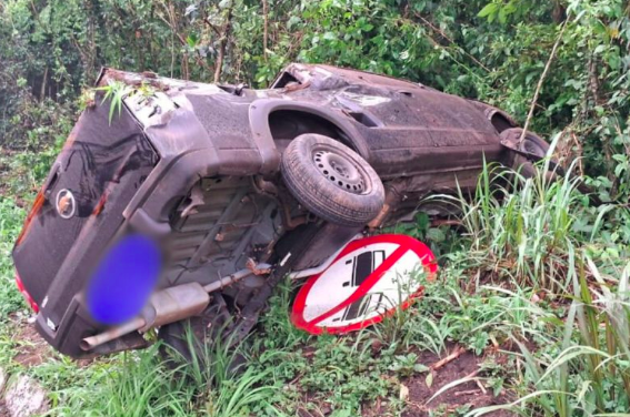 Veículo conduzido por motorista embriagado sai da pista e capota na BR-158 em SC