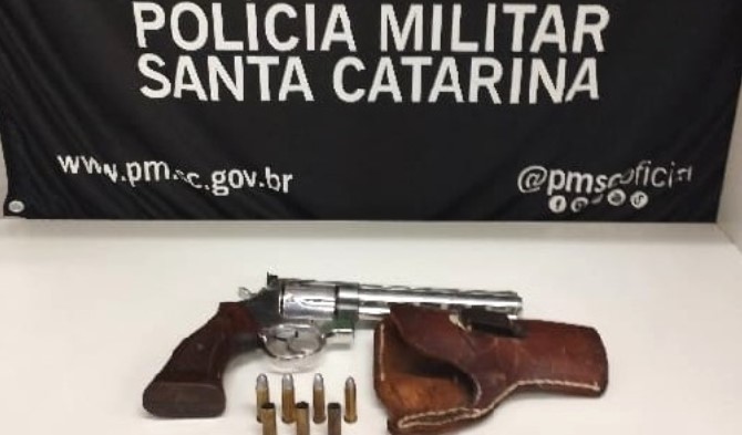 Homem armado é imobilizado durante prisão e danifica viatura