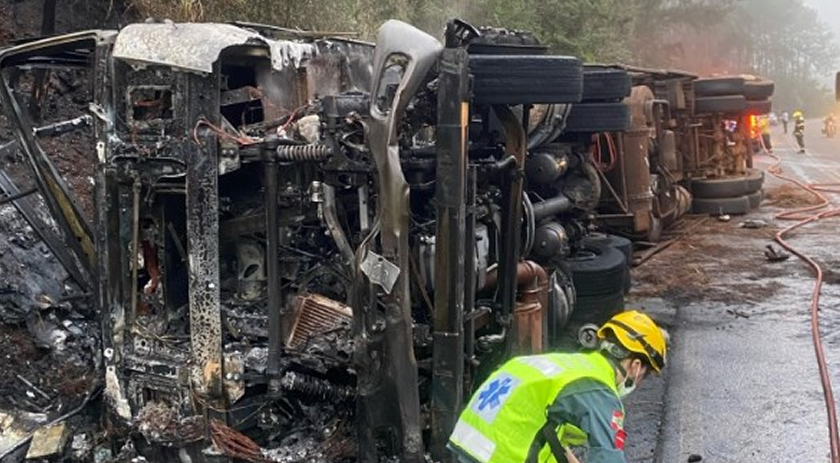 Motorista morre carbonizado após caminhão tombar e pegar fogo na BR-282