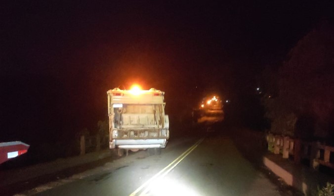 Caminhão de lixo colide contra ponte após apresentar problemas mecânicos