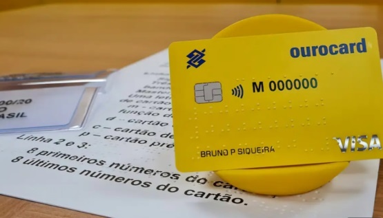 Pessoas com deficiência visual poderão ter cartão bancário em braile
