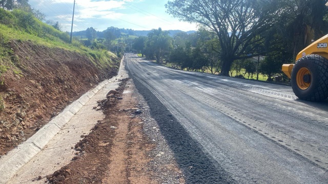 Construção de novo trecho de asfalto entra na etapa final no interior