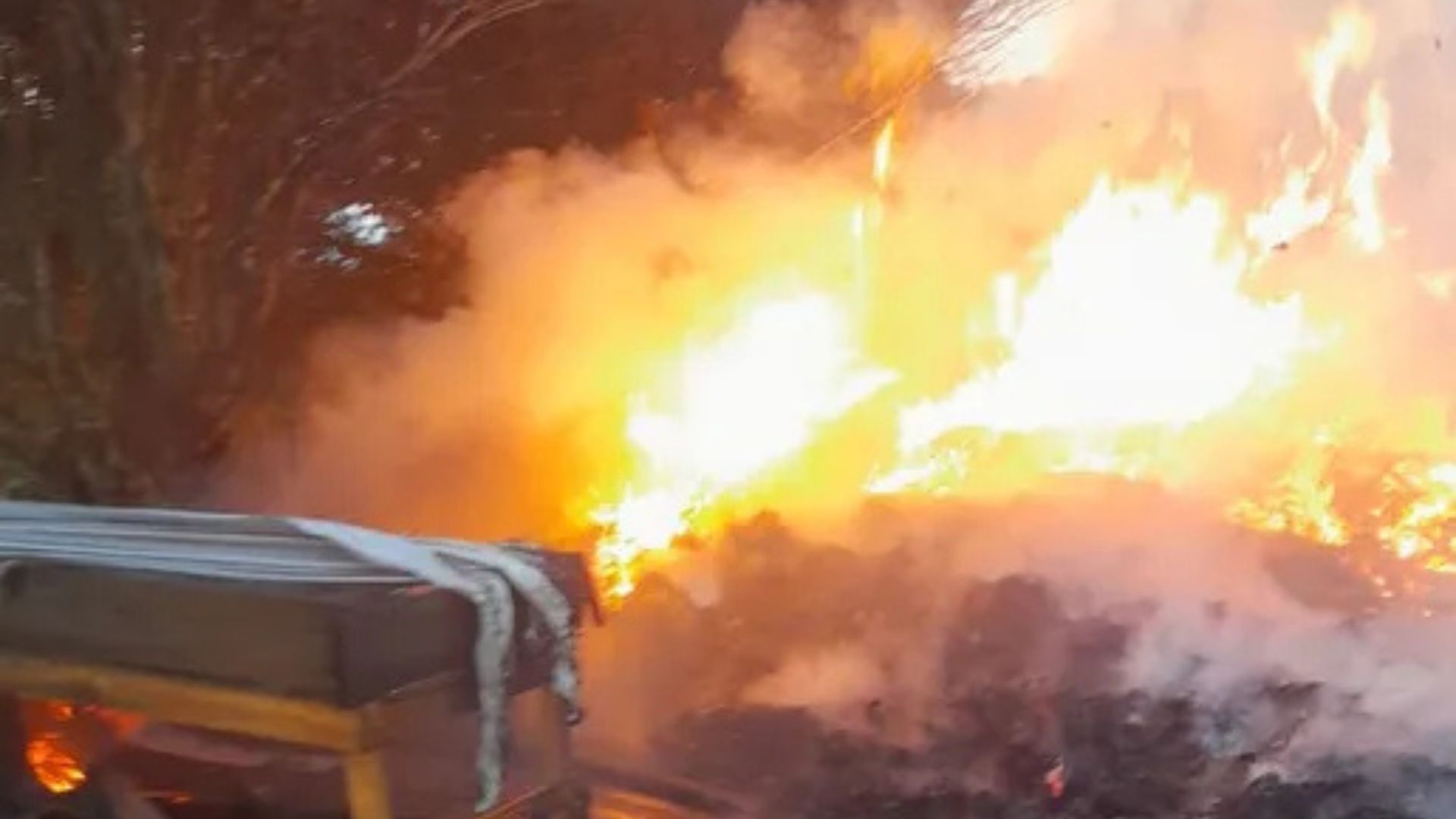 Incêndio em lixo mobiliza bombeiros na Rua Jhon Kennedy