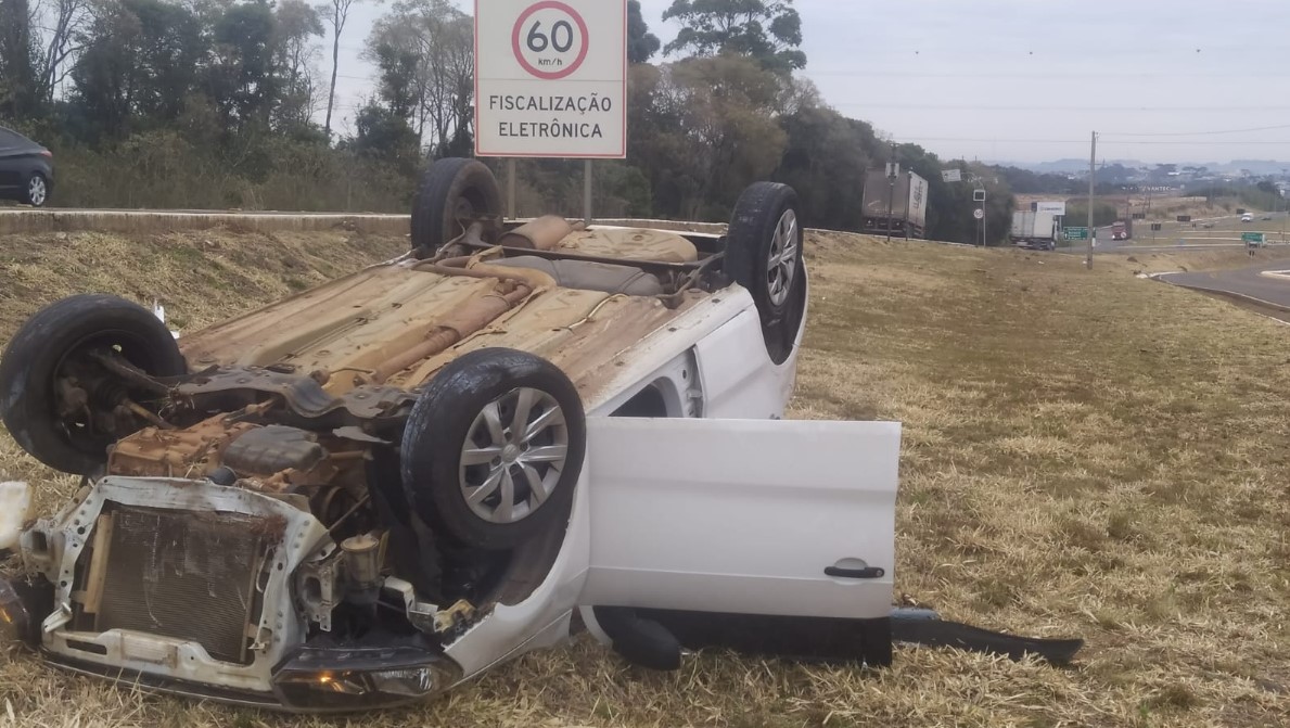 Colisão entre carro e caminhão deixa duas mulheres feridas na BR-282