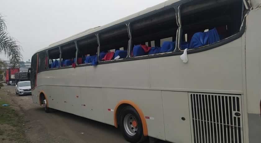 Ônibus com 42 crianças se envolve em acidente em SC