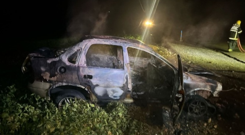 Após saída de pista e choque em poste, veículo pega fogo