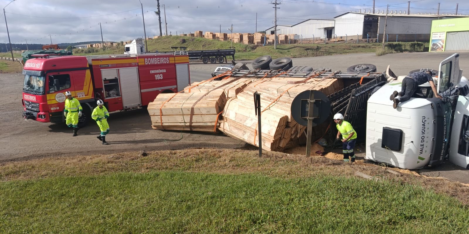 Caminhão carregado com madeira tomba e deixa motorista ferido na BR-116