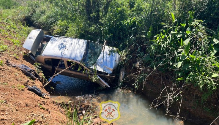 Carro fica atravessado em córrego após sair da pista no Meio-Oeste