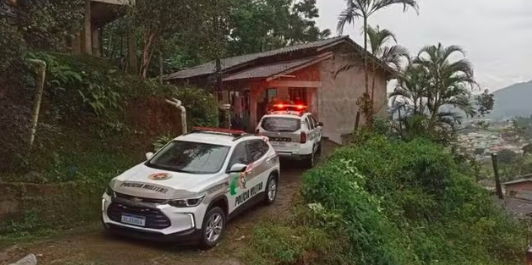 Mulher é morta a facadas enquanto dormia ao lado do filho de 2 anos em SC