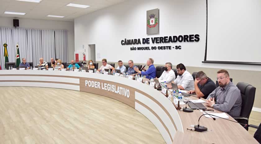 Em sessão da Câmara, prefeito faz prestação de contas e recebe questionamentos de vereadores
