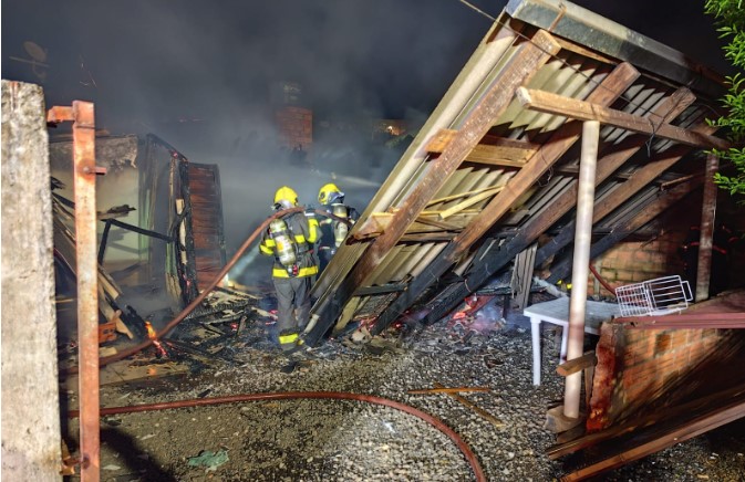 Imóvel desabitado fica destruído após pegar fogo