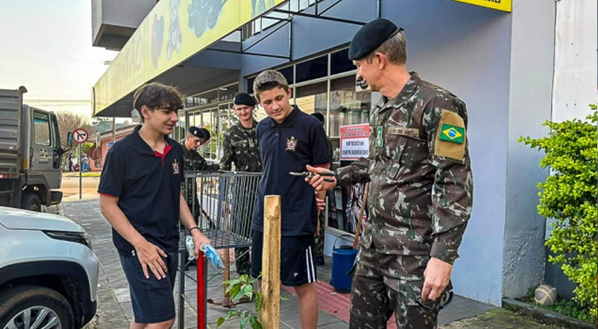 14º RCMec realiza plantio de Ipês Roxos no centro