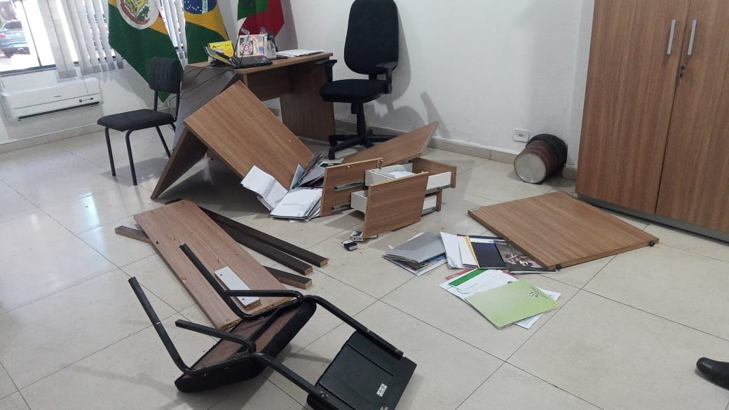 Polícia prende homem que quebrou móveis dentro da prefeitura de Riqueza