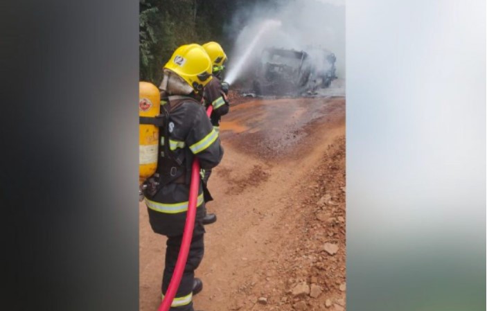 Explosão deixa caminhão destruído em estrada de SC