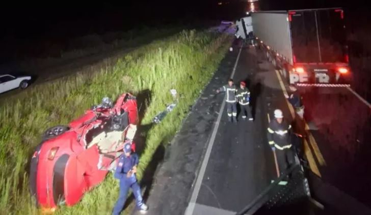 Homem de 33 anos morre em acidente entre carro e caminhão