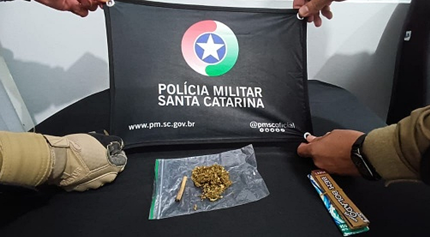 Motorista é flagrado fumando maconha enquanto dirigia