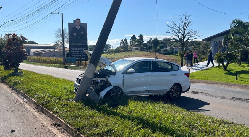 Carro colide em poste e interdita avenida