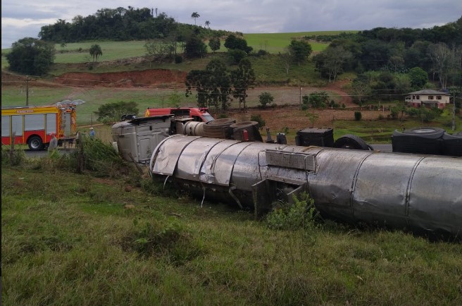 Caminhoneiro fica ferido após carreta tombar no Oeste de SC
