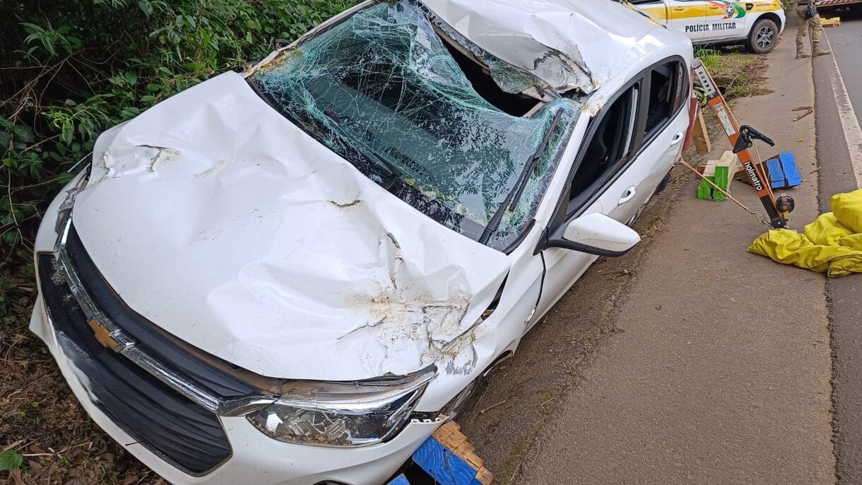 Árvore cai sobre veículo que transitava no Oeste Catarinense