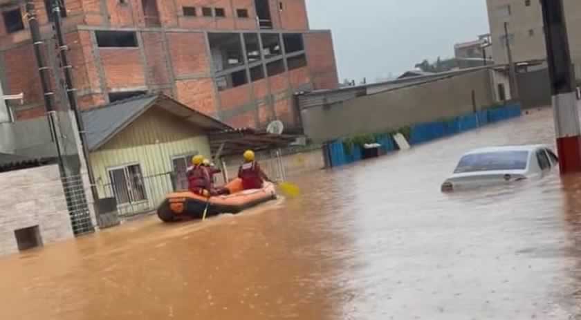 Chuva volta a causar mortes, alagamentos e bloqueios de rodovias em SC
