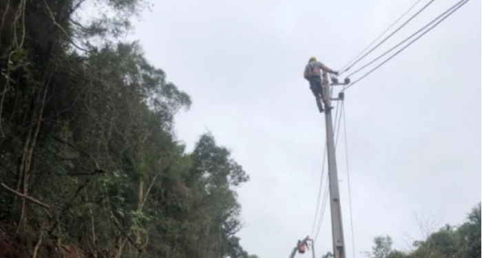 Celesc recupera energia de 310 mil unidades consumidoras; ainda há cidades sem luz
