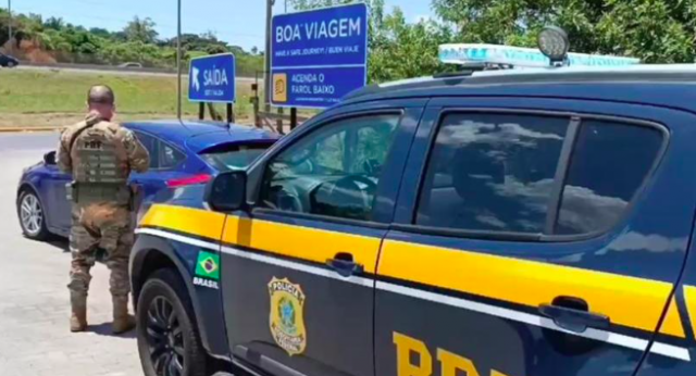 Argentino é preso após ameaçar motorista e arremessar pedra em carro