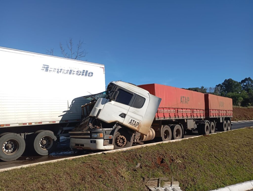 Acidente entre dois caminhões interdita pista