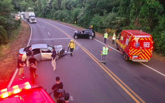 Criança de 3 anos e outras quatro pessoas ficam feridas em batida frontal na BR-282