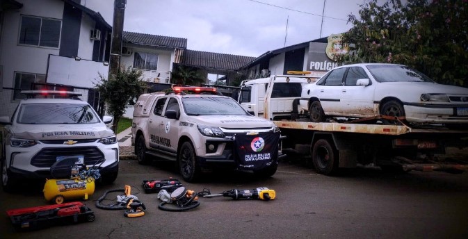 Mãe e filho são detidos com ferramentas furtadas