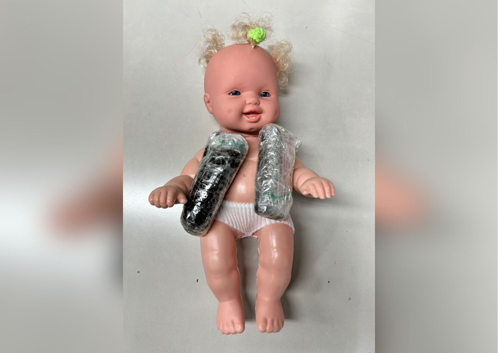 Polícia apreende drogas dentro de boneca durante fiscalização de encomendas em SC