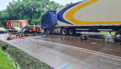 Mulher morre em grave colisão contra caminhão