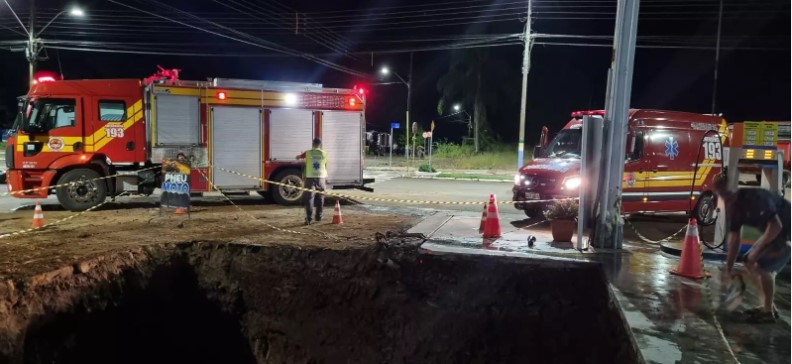 Idosa cai em buraco de 4 metros em posto de combustíveis no oeste de SC