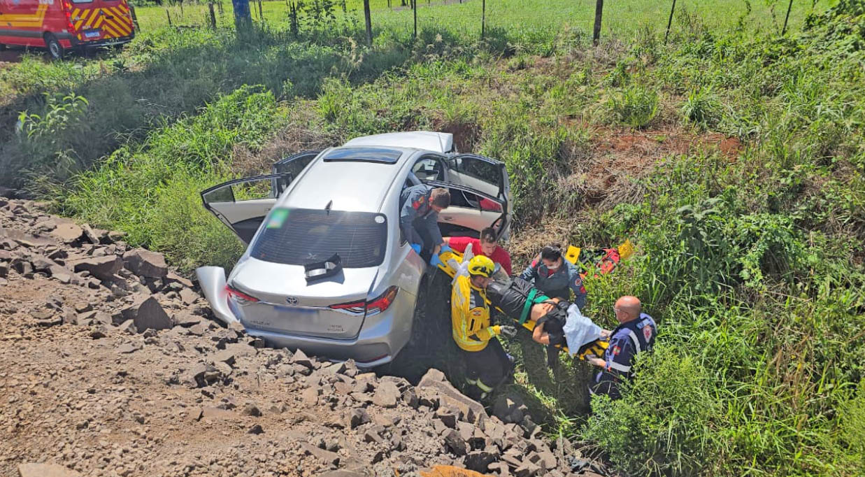 Família fica ferida após saída de pista e queda em barranco na BR-16