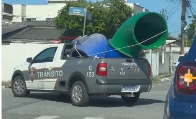 Suspeito de furtar escorregador de praça é flagrado instalando item em festa infantil em SC