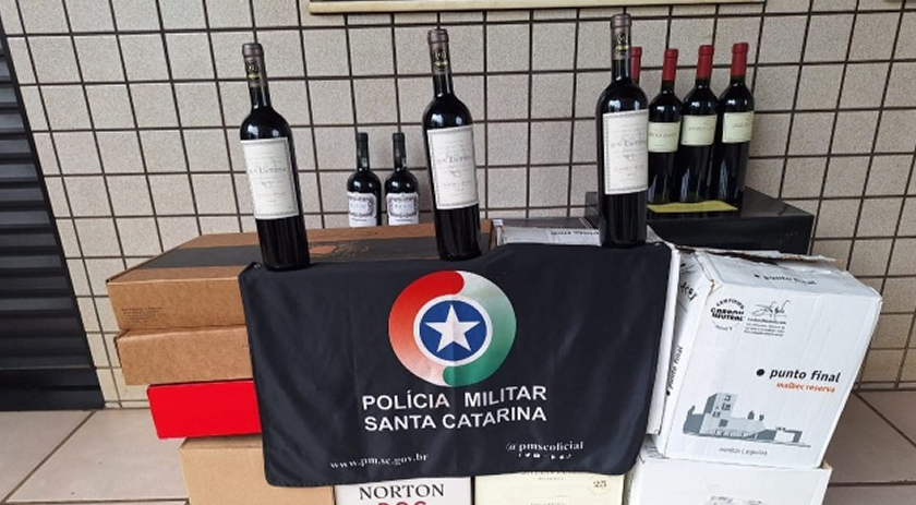 PM apreende carro com 117 garrafas de vinho argentino