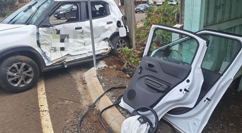 Dois homens ficam gravemente feridos em colisão entre carro e caminhão na SC-305