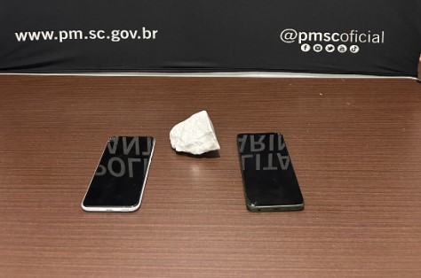 Dupla é presa com 100g de cocaína